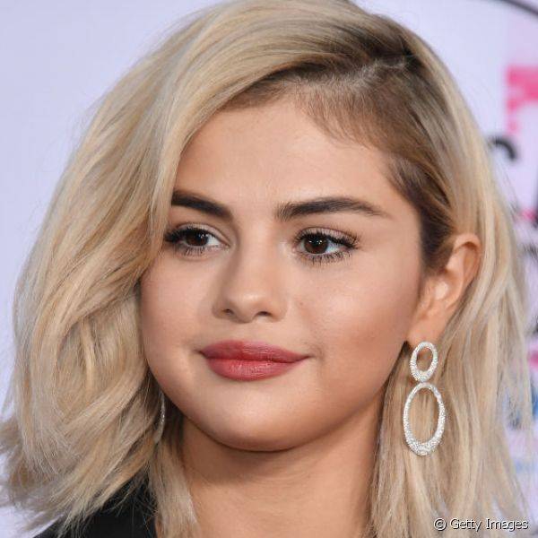 Para adicionar um toque de cor na maquiagem de outono, vale investir no batom rosa com fundo p?ssego - como o da cantora Selena Gomez (Foto: Getty Images)